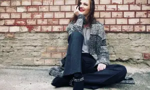 Jaką bluzkę do dzwonów wybrać, aby wyglądać stylowo i schludnie?