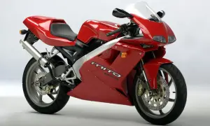Czerwony Cagiva Mito, uznawany za najmocniejszy motocykl 125, z charakterystycznym logo na owiewce.
