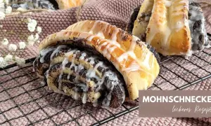 Mohnschnecken mit Zuckerguss auf einem Gitter, ein leckeres Rezept für süße Momente.