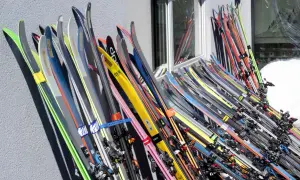 Reihe von Skiern, darunter K2 Wayback 88 Modelle, lehnen an einer Wand. Bunte Modelle für den Test bereit.