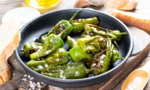 Friggitelli in padella, cotti al punto giusto e cosparsi di sale grosso, pronti per essere gustati con pane fresco.