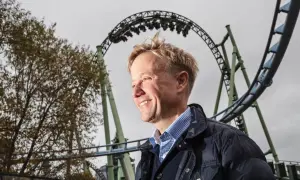 Liseberg vd ler med berg-och-dalbana i bakgrunden.