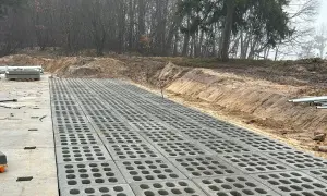 Układanie płyt jumbo na placu budowy. Betonowe płyty z otworami tworzą nawierzchnię.
