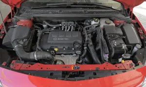 Które silniki Opla mają hydrauliczną regulację zaworów i jak je serwisować?