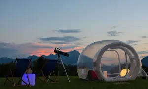 Un lieu insolite autour de Nice : une bulle transparente pour observer les étoiles, avec télescope et chaises longues, au coucher du soleil.