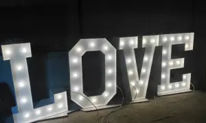 Litery LOVE z podświetleniem, idealne na wynajem na imprezy.