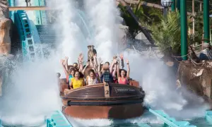 Bootsfahrt mit spritzendem Wasser und jubelnden Menschen im Europa-Park.