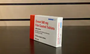 Opakowanie Zinnat 500 mg, leku na infekcje bakteryjne, zawiera 10 tabletek powlekanych.