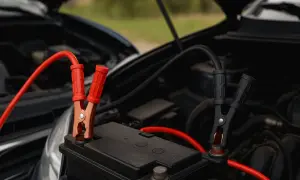 Starta bilen igen! Kablar är anslutna för att ladda bilbatteri.