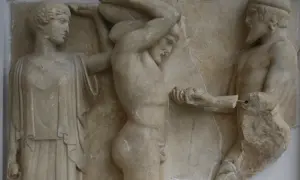 Bas-relief antique représentant des figures de l'atlas mythologie, dont un homme portant une charge sur ses épaules.