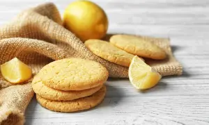 Biscuits citronnés sur toile de jute. Une idée pour que faire avec 3 jaunes d'oeufs recette sucrée.