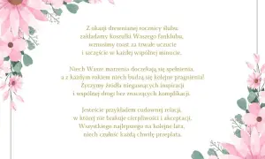 Piękne życzenia na rocznicę ślubu, ozdobione delikatnymi różowymi kwiatami.