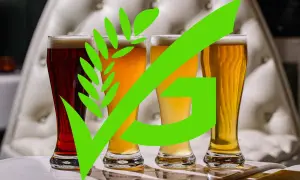 Quattro bicchieri di birra, uno scuro e tre chiari, con un simbolo verde che indica che la birra contiene glutine.