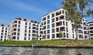 Moderne Wohnanlage am Wasser. Hier erfahren Sie, was man bei einer selbstgenutzten Eigentumswohnung steuerlich absetzen kann.
