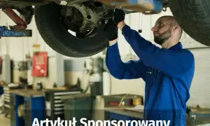 Mechanik w warsztacie sprawdza zawieszenie auta. Dowiedz się, ile trwa ustawienie zbieżności kół.