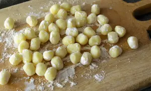 Gnocchi di patate ricetta della nonna pronti per essere cotti. Morbidi e profumati, un classico intramontabile.