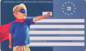 Mały superbohater w masce i pelerynie na tle Europejskiej Karty Ubezpieczenia Zdrowotnego. To ekuz dla dziecka, które jest gotowe na każdą przygodę!