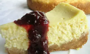 Pyszny sernik z serka wiejskiego polany wiśniową konfiturą. Idealny na deser.