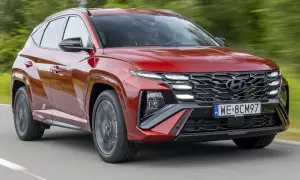 Czerwony Hyundai Tucson N Line w ruchu. Sprawdź aktualną hyundai tucson cena i wybierz swój wymarzony SUV.