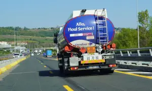 Camion ADR Carrefour sur l'autoroute, transportant du fioul. La citerne bleue affiche "Allo, Fioul Service!".