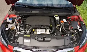Silnik 1.2 PureTech w samochodzie Peugeot, czysty i zadbany, gotowy do drogi.