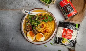 Aromatyczny ramen z grzybami shiitake, tofu i jajkiem. Idealna ilość soli do makaronu, by podkreślić smak.