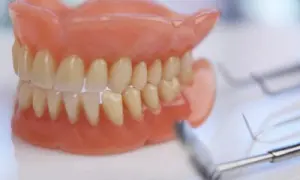 Protezy zębów i narzędzia dentystyczne. Dowiedz się, jak używać klej do protez dla lepszego dopasowania i komfortu.