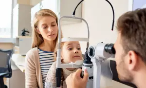 Jak okulista bada wzrok? Przebieg wizyty i kluczowe badania