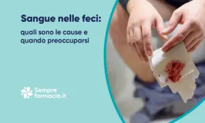 Mani che mostrano carta igienica con sangue, indicando sangue nelle feci. Testo: "Sangue nelle feci: quali sono le cause e quando preoccuparsi".