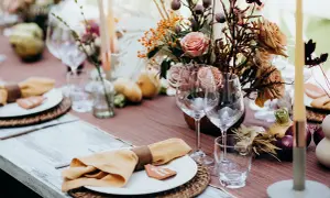 Vacker duka bord inspiration med höstfärger, blommor, ljus och glas. Perfekt för en mysig middag.
