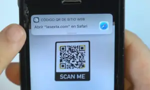 Móvil mostrando cómo leer un QR para abrir "lasexta.com" en Safari.