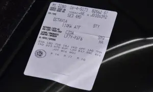 Naklejka z danymi pojazdu, w tym numerem VIN, ułatwia sprawdzenie rozrządu po numerze VIN. Widoczny model to Octavia.