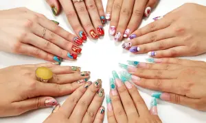 Różnorodne wzory i kolory na paznokciach – od abstrakcyjnych po bajkowe. To właśnie **manicure co to** znaczy sztuka zdobienia dłoni.