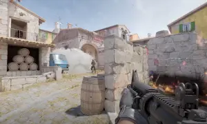 Neues Counter Strike: Spieler in Aktion, Rauchschwaden und Fässer in einer mediterranen Stadtkulisse.