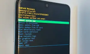 Ekran Android Recovery Samsung. Opcja "Wipe data/factory reset" pomoże jak przywrócić ustawienia fabryczne Samsung bez hasła.