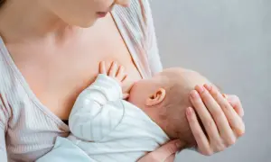 Mama karmi piersią niemowlę. Przerwa na karmienie piersią do jakiego wieku dziecka? To indywidualna decyzja.
