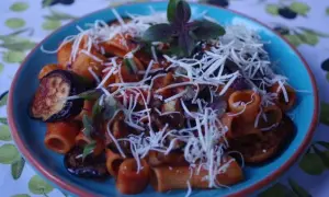 Spaghetti alla norma - tradycyjny przepis na sycylijskie danie wegetariańskie