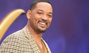 Will Smith uśmiecha się, ubrany w kratowaną marynarkę. Czy to on wie, dlaczego znany aktor odmówił przyjęcia głównej roli w hicie Netflixa?