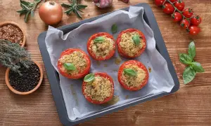 Pomodori gratinati in friggitrice ad aria, ripieni e dorati, pronti per essere gustati.