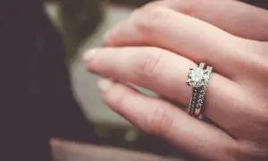 Anillo de compromiso con diamante, montado en platino, que es el platino, un metal precioso y duradero.