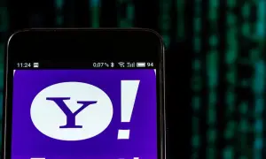 Ekran smartfona z logo Yahoo. Chcesz wiedzieć, jak usunąć Yahoo? Ten obraz może być pomocny.