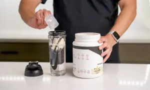 Mann bereitet einen Protein Shake vor. Ob vor oder nach dem Training, dieser Shake ist ideal.
