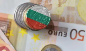 Monety z flagą Bułgarii, symbolizujące lew bułgarski, leżą na banknotach euro.