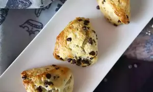 Tre gyllene scones med choklad, redo att avnjutas.