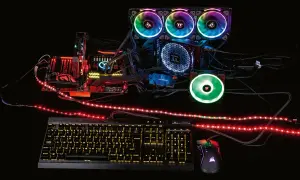 Ein PC-Aufbau mit leuchtenden Lüftern und RGB-Streifen, die zeigen, was ist RGB-Beleuchtung. Tastatur und Maus leuchten ebenfalls.