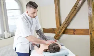 Fizjoterapeuta bez studiów? W Polsce to niemożliwe! Poznaj alternatywy.