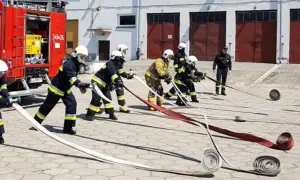 Strażacy ćwiczą rozwijanie węży. Chcesz wiedzieć, jak dołączyć do OSP? To pierwszy krok do służby!