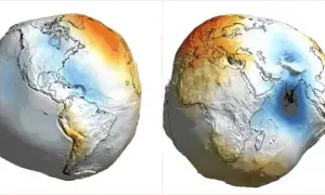Dwa zdeformowane modele Ziemi z kolorowymi mapami pokazującymi anomalie grawitacyjne.