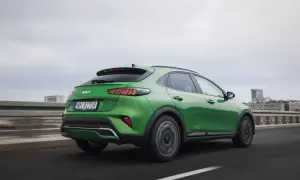 Zielony Kia Xceed na drodze. Sprawdź aktualną kia xceed cena i wybierz swój wymarzony model.