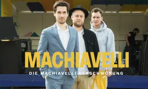 Drei Männer stehen vor einer Bühne, auf der "MACHIAVELLI" steht. Sie sind die Macher des Machiavelli Podcast.